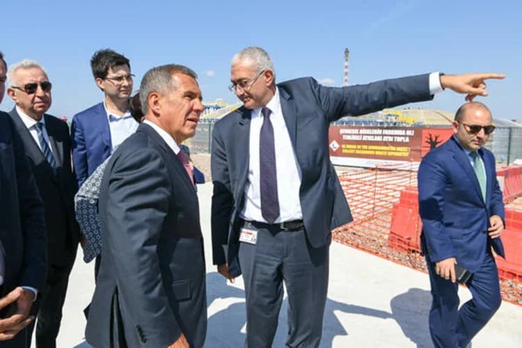 Over 3,000 migrants quit, construction halted