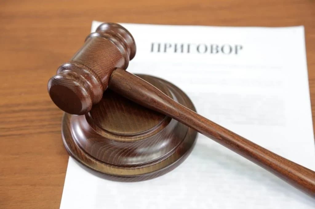 Politsiyachini 180 km/soat tezlikda ketayotgan mashinadan uloqtirmoqchi bo‘lgan migrant 4 yilga kesildi