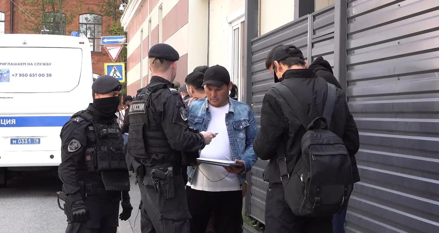 Sankt-Peterburgda migratsiya reydi: Krasnogo Tekstilshika ko'chasida noqonuniy migrantlar qidirildi