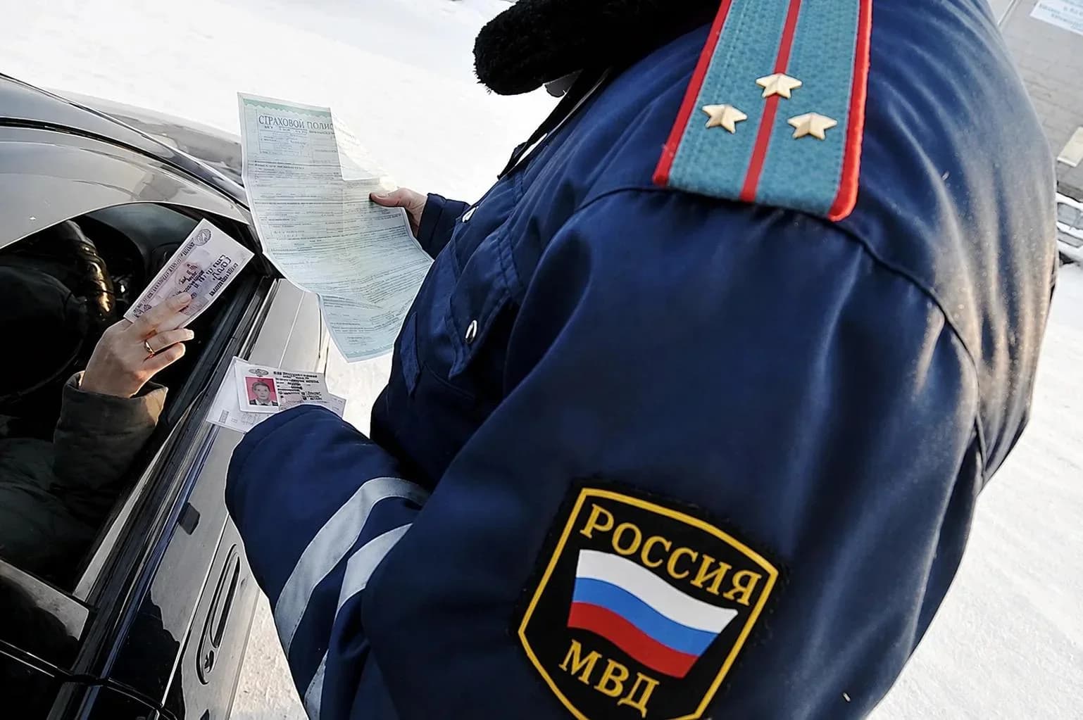 Петербургда полициячига пора таклиф қилган мигрант қўлга олинди