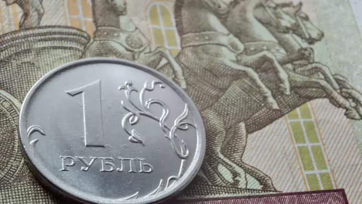 Россияда рубл курси ўзгариши: Експертлар нималарни кутиш кераклигини тушунтирди